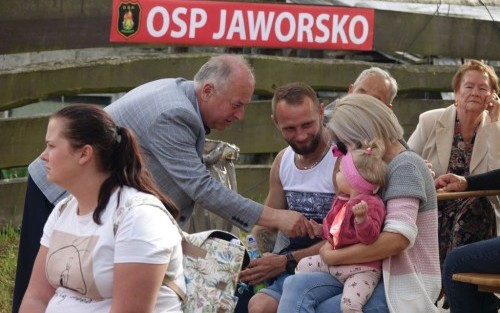 Wójt Gminy Dębno Wiesław Kozłowski wita się z młodą uczestniczką imprezy