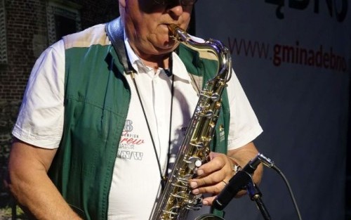 mężczyzna gra na saksofonie