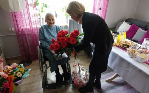 Kierownik USC Monika Dudek składa życzenia i wręcza kwiaty