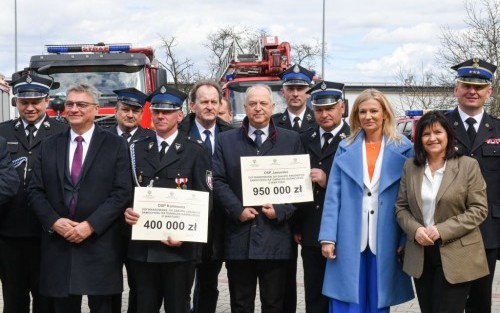 Wójt Gminy Dębno wraz z przedstawicielami władz na wręczeniu promes strażackich
