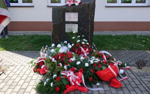 wieniec przy pomniku Poległych w Zbrodni Katyńskiej
