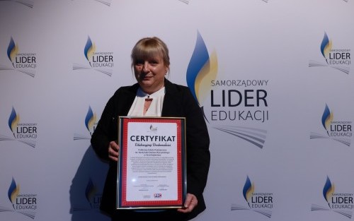 Dyrektor Publicznej Szkoły Podstawowej w Woli Dębińskiej Agata Jankowska wraz z certyfikatem