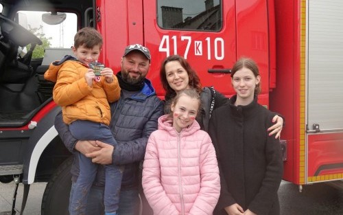 rodzina z wozem strażackim