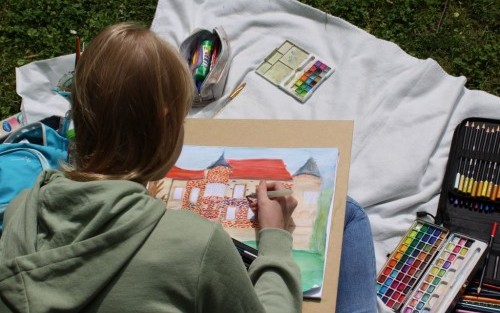 Dziewczynka malująca zamek w Dębnie