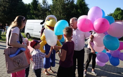 Wójt Gminy Dębno Wiesław Kozłowski rozdaje balony