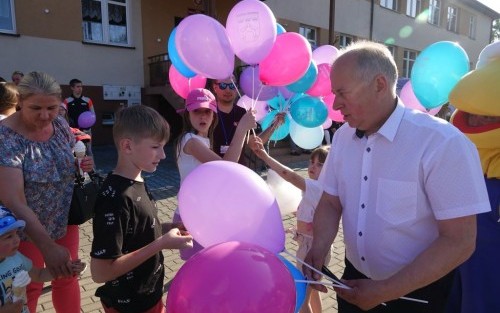 Wójt Gminy Dębno Wiesław Kozłowski rozdaje balony