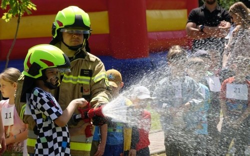 strażak z dzieckiem