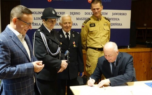 Wójt Gminy Dębno Wiesław Kozłowski podpisuje dokument