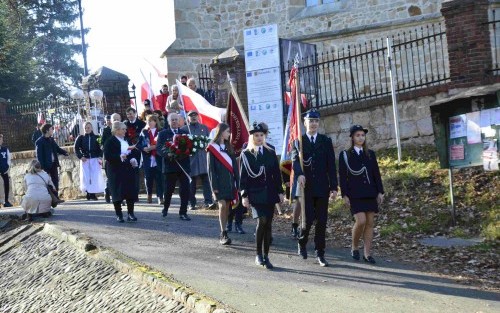 Uczniowie Szkół Podstawowych z terenu Gminy Dębno ze sztandarem prowadzą pochód niepodległościowy.