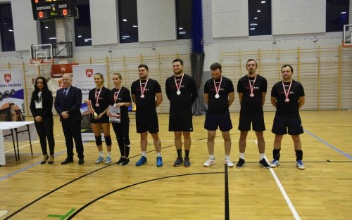 Zdjęcie drużyny Volleycoster nagrodzonej medalami z Wójtem Gminy oraz Kierownikiem Referatu Sportu