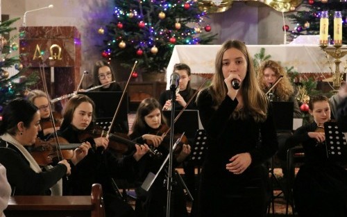 Wspólne kolędowanie mieszkańców gminy Dębno. W niedzielę 2 stycznia 2022 r. w kościele pw. Ducha Świętego w Sufczynie odbył się noworoczny koncert kolęd.