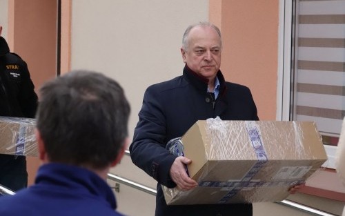 Pan Wójt pomaga w pakowaniu darów dla mieszkańców Ukrainy
