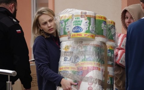 Pakowanie produktów dla mieszkańców Ukrainy