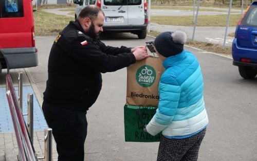 Mieszkańcy wraz ze strażakami z OSP Dębno pomagają w zbiórce.