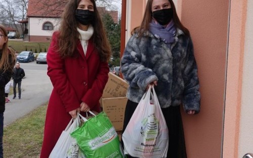 Mieszkańcy Gminy Dębno pomagają w zbiórce darów dla mieszkańców Ukrainy.