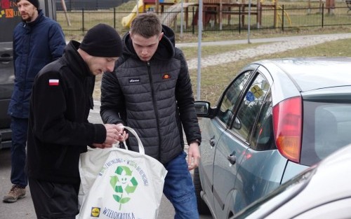 Mieszkańcy Gminy Dębno pomagają w zbiórce darów dla Ukrainy.