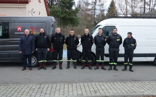 Pan Wójt wraz ze strażakami z OSP Dębno pomagają w zbiórce.