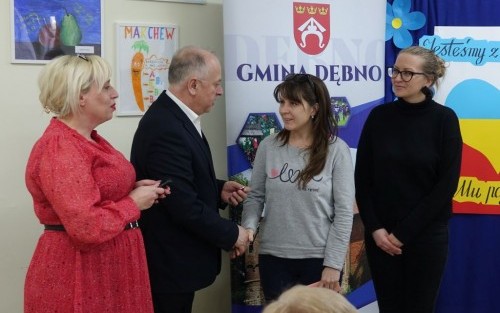 Ukraińscy przyjaciele otrzymali klucze z rąk Wójta Gminy Dębno Wiesława Kozłowskiego oraz Dyrektora Publicznej Szkoły Podstawowej w Porąbce Uszewskiej Magdaleny Węgrzyn.