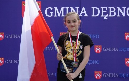Uczestniczka Dębińskiego Biegu po Flagę.