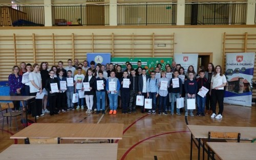 Grupowe zdjęcie wszystkich uczestników Konkursu "Najlepszy Matematyk Gminy Dębno".