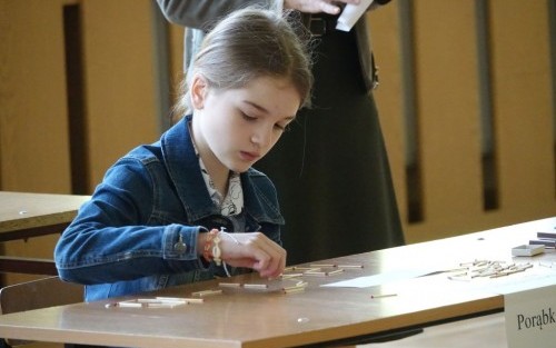 Rozwiązywanie zadania przez uczestniczkę konkursu ze szkoły w Porąbce Uszewskiej.