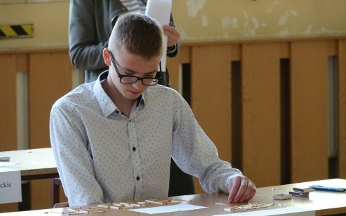 Rozwiązywanie zadania przez uczestnika konkursu "Najlepszy Matematyk Gminy Dębno".