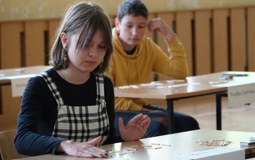 Rozwiązywanie zadań przez uczestników Konkursu "Najlepszy Matematyk Gminy Dębno".
