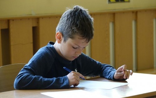 Rozwiązywanie zadań przez uczestnika konkursu "Najlepszy Matematyk Gminy Dębno".