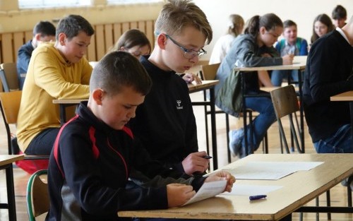 Rozwiązywanie zadań przez uczestników Konkursu "Najlepszy Matematyk Gminy Dębno".