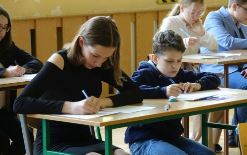 Rozwiązywanie zadań przez uczestniczkę konkursu "Najlepszy Matematyk Gminy Dębno".