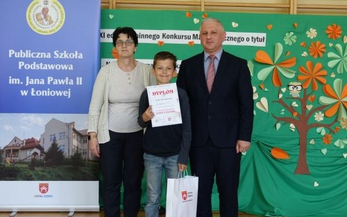 Przyjęcie gratulacji za udział w konkursie od Zastępcy Pana Wójta Jacka Szklarza oraz Pani Dyrektor Marii Marecik.
