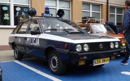 Zabytkowy samochód milicji na Gminnym Dniu Dziecka