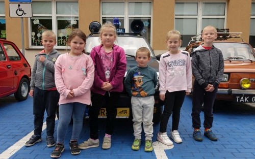 Mali uczestnicy Gminnego Dnia Dziecka przy zabytkowych pojazdach