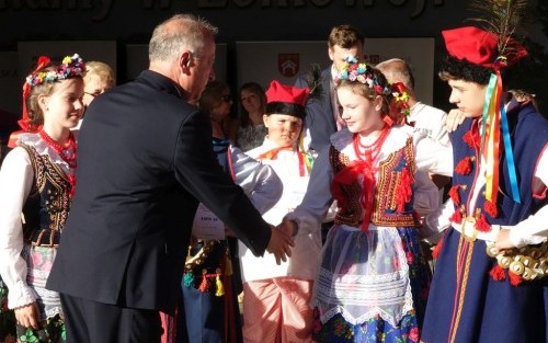 Wójt Gminy Dębno oraz Zespół Taneczny na 32. Przeglądzie Dziecięcych Zespołów Folklorystycznych w Łoniowej