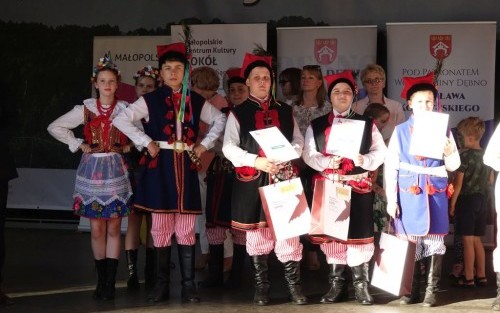 Zespół taneczny na 32. Przeglądzie Dziecięcych Zespołów Folklorystycznych Regionu Krakowskiego "Krakowiaczek"