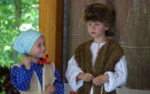 Występ dzieci na 32. Przeglądzie Zespołów Folklorystycznych w Łoniowej