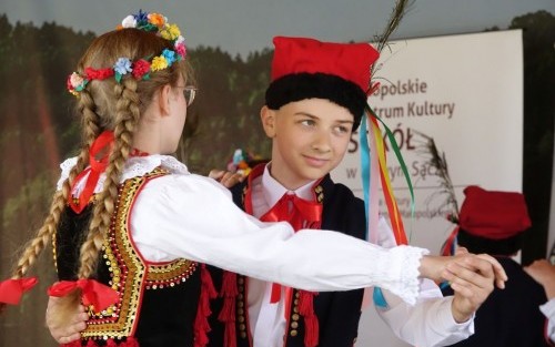 Występy taneczne w wykonaniu dzieci na 32. Przeglądzie Dziecięcych Zespołów Folklorystycznych Regionu Krakowskiego "Krakowiaczek"