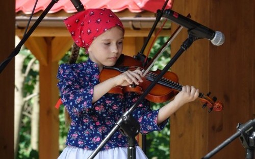 Występy muzyczne na 32. Przeglądzie Dziecięcych Zespołów Folklorystycznych w Łoniowej