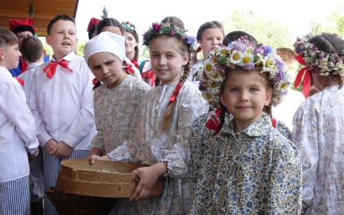Dzieci na 32. Przeglądzie Dziecięcych Zespołów Folklorystycznych Regionu Krakowskiego "Krakowiaczek"