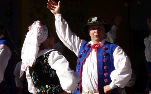 Występy taneczne w wykonaniu dzieci na 32. Przeglądzie Dziecięcych Zespołów Folklorystycznych Regionu Krakowskiego "Krakowiaczek"