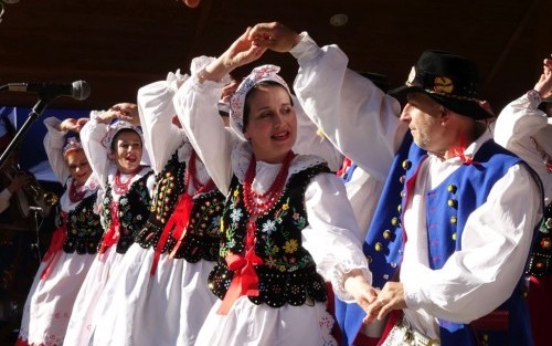 Występy taneczne "krakowiaczek" w Łoniowej