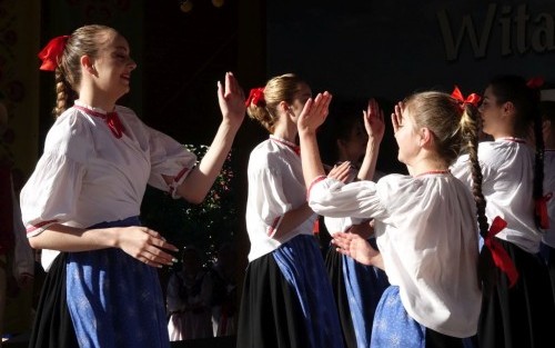 Występy taneczne na 32. Przeglądzie Dziecięcych Zespołów Folklorystycznych Regionu Krakowskiego "Krakowiaczek"