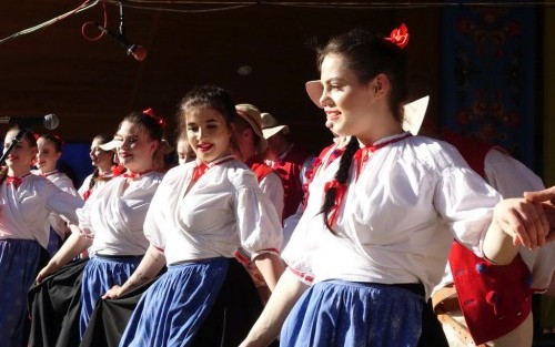 Występ taneczny na 32. Przeglądzie Dziecięcych Zespołów Folklorystycznych Regionu Krakowskiego "Krakowiaczek"