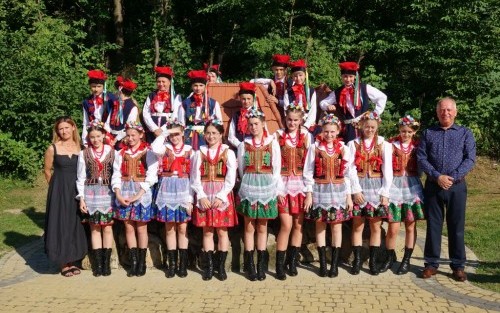 Wójt Gminy Dębno oraz zespół taneczny na Powitaniu Lata w Łysej Górze