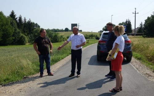 Odbiór nowej nakładki asfaltowej w miejscowości Niedźwiedza Nowa Wieś