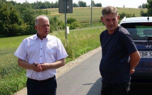 Odbiór nowej nakładki asfaltowej w miejscowości Niedźwiedza Nowa Wieś