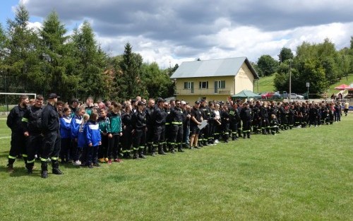 Wszystkie drużyny biorące udział w zawodach strażackich w Gminie Dębno