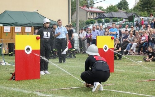 Rozwinięcie bojowe na zawodach sportowo - pożarniczych w Porąbce Uszewskiej