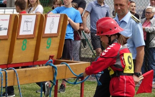 Konkurencje na zawodach strażackich w Porąbce Uszewskiej