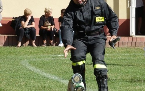 Konkurencje na zawodach strażackich w Porąbce Uszewskiej
